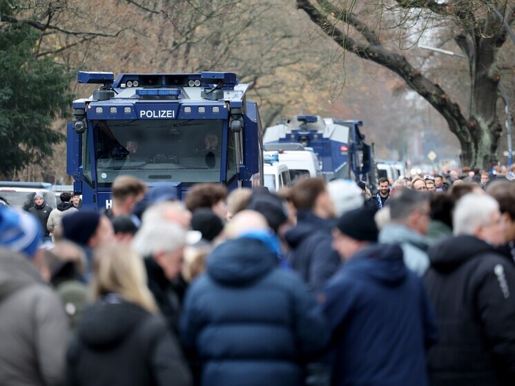 Участники демонстрации бросали в стражей порядка бутылки и петарды