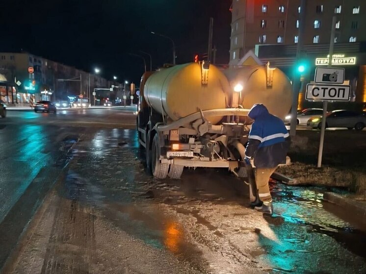 Коммунальные службы Астрахани продолжают устранять последствия непогоды