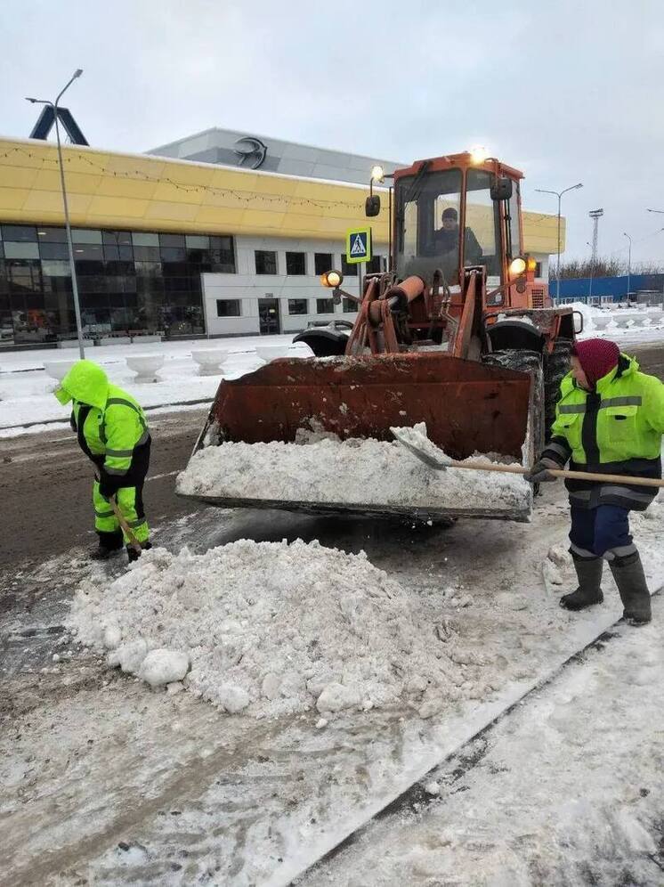 Коммунальщики Пензы за ночь вывезли тысячу кубометров снега и продолжают круглосуточную уборку