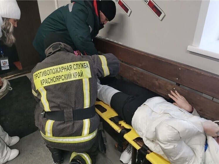 На горнолыжном курорте «Амурлык» в Красноярском крае спасатели эвакуировали девушку с травмой колена