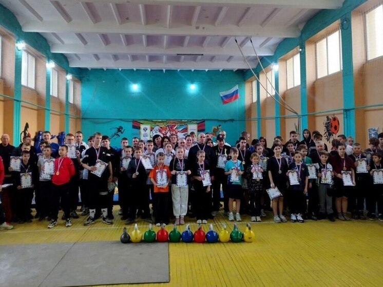 Ветераны и молодежь встретились на гиревом турнире в Новотроицком