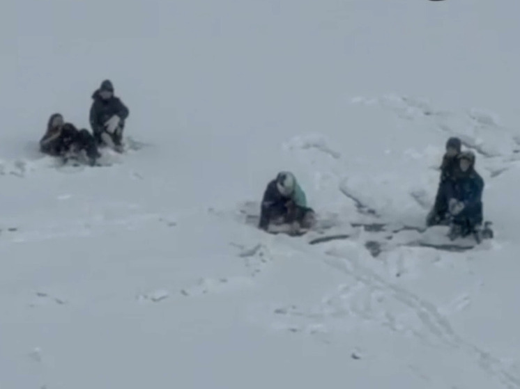 Новосибирские спасатели ищут родителей детей, игравших на льду Оби