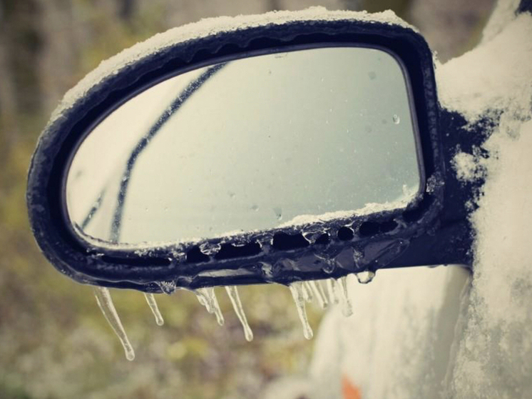 Каршеринговый Volkswagen Polo вылетел на сугроб на Ипподромской в Новосибирске