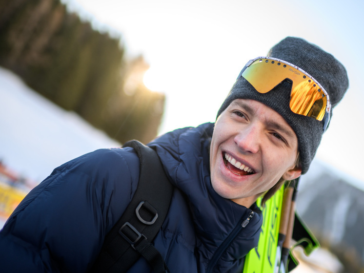 14 декабря 2025 года Савелий Коростелев, выступая в нейтральном статусе, занял 25-е место в гонке с раздельным стартом на 10 км на этапе Кубка мира в Давосе и обеспечил себе квоты на Олимпийские игры 2026 года в трёх дисциплинах — раздельный старт, скиатлон и масс-старт. Ранее он и Дарья Непряева завоевали квоты в спринте. Это первый старт российских лыжников на Кубке мира с 2022 года после отмены запрета CAS.