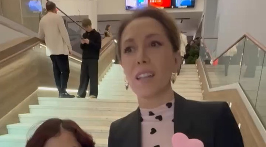 Карина Кокс привела в кинотеатр дочь