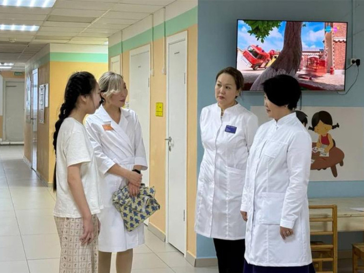 Министр здравоохранения Лена Афанасьева посетила детское неврологическое отделение Якутской горбольницы №3