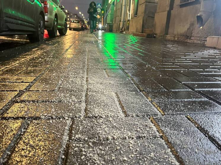 Зимой улицы городов активно обрабатывают реагентами, чтобы снизить аварийность и сделать дороги безопаснее. Но у этой меры есть и обратная сторона: соляная пыль оседает на обуви, автомобилях и попадает в организм. О том, какой реальный вред наносят реагенты и как от него защититься, рассказал генеральный директор ООО «Цинкер» Василий Бочаров.