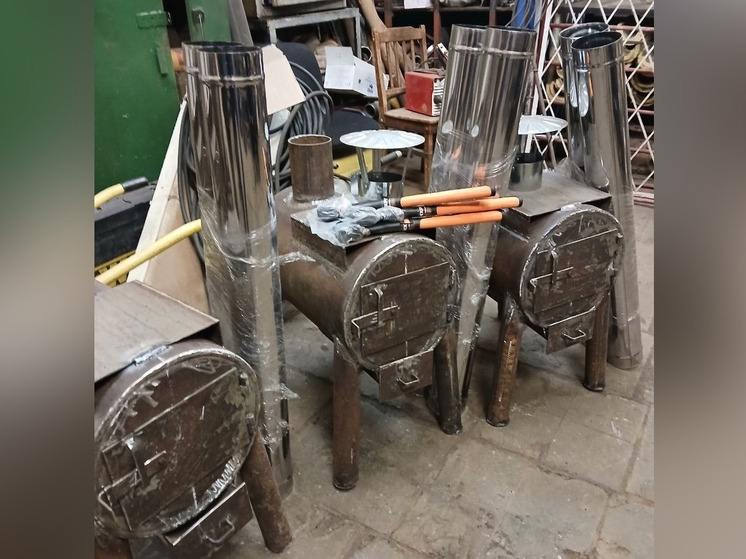 Старорусские теплоэнергетики сами изготовили печки-буржуйки для бойцов СВО