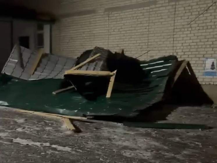 В Камышинском районе Волгоградской области ураган сорвал крышу детсада