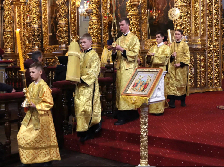 Митрополит Исидор совершил Всенощное бдение в Успенском кафедральном соборе Смоленска