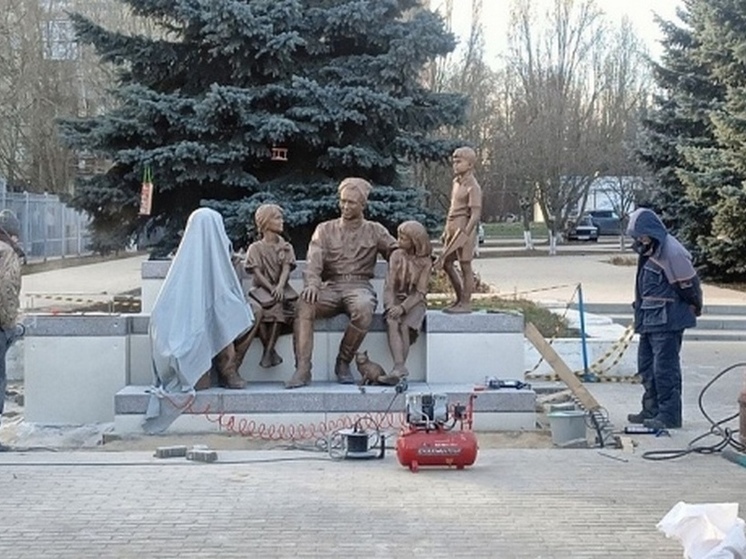 В Курске устанавливают памятник Гайдару и тимуровцам