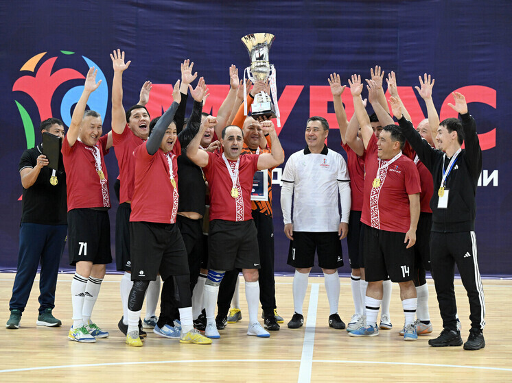 В Бишкеке завершился футбольный турнир «Мурас» с участием президента