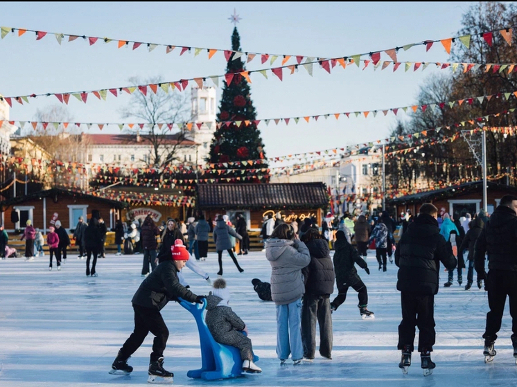Каток на площади Ленина открыт