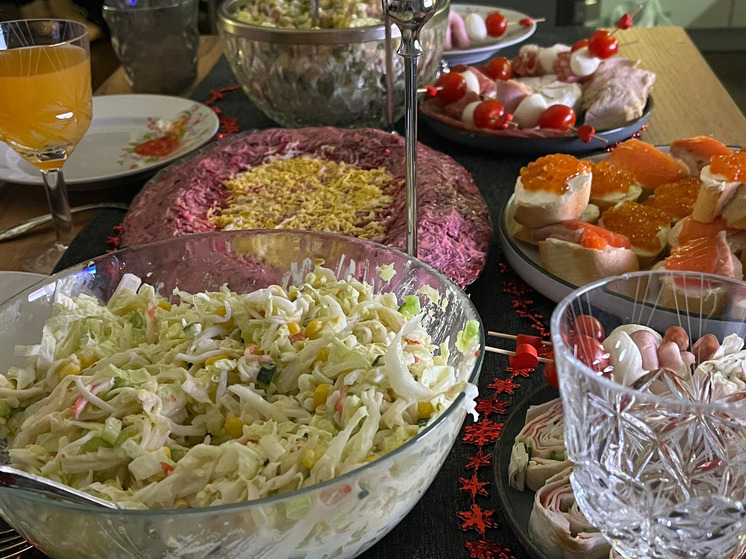 Подготовка к новогоднему ужину для многих традиционно связана с обилием блюд, долгими часами у плиты и ощущением тяжести после застолья. При этом все больше людей задумываются о том, как сохранить праздничную атмосферу, не перегружая организм жирной, соленой и сладкой пищей. Современные бытовые решения позволяют подойти к этому вопросу иначе и сделать стол не только красивым, но и более щадящим для здоровья.