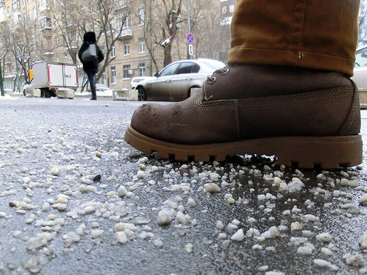 Ярославцы пожаловались на соль, которой щедро посыпали тротуары на проспекте Фрунзе