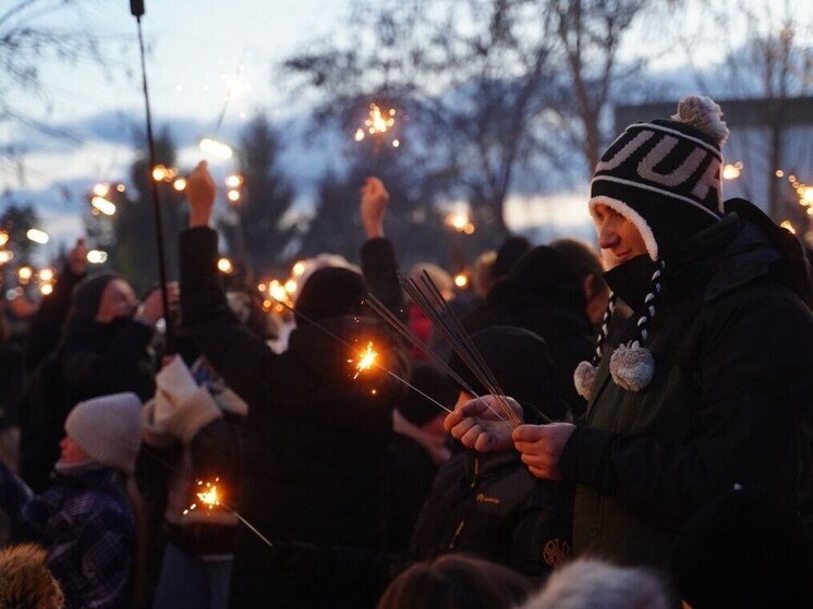 Волгоградцы одновременно зажгли тысячи бенгальских огней