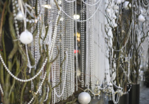 Стоимость новогоднего оформления офисов в Москве в этом году ощутимо зависит от площади помещения, выбранной концепции и количества декора