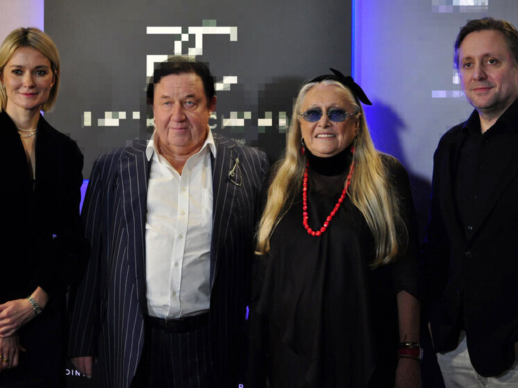 Две стихии — мода и вода — объединились в одно целое в музее «Собрание», где прошла презентация ежегодного художественного календаря благотворительного фонда «Русский силуэт»