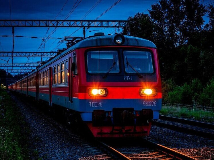 ДТП в Кировской области: машина скорой помощи и поезд встретились на переезде