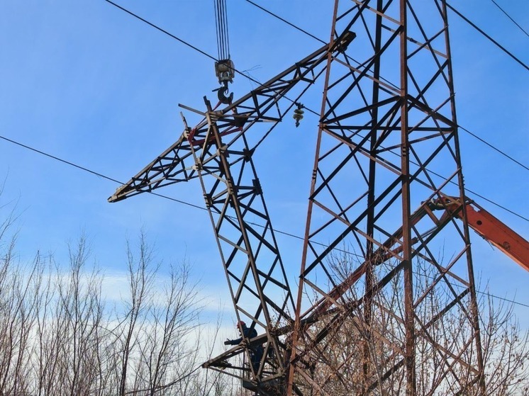 В Ростовской области штормовой ветер повредил 32-метровую опору ЛЭП