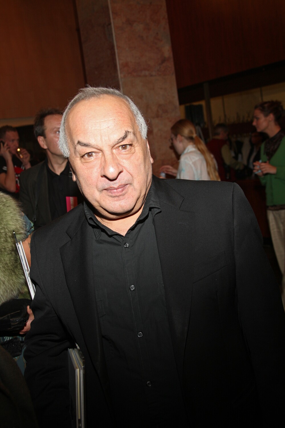 Умер российский композитор и актёр Левон Оганезов