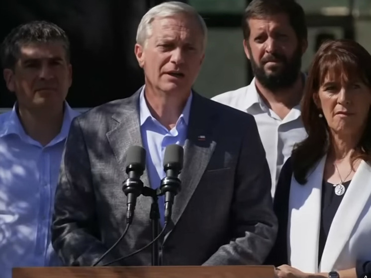 Оппозиционный консервативный политик Хосе Антонио Каст занимает лидирующую позицию во втором туре выборов президента Чили, согласно предварительным результатам, опубликованным избирательной службой страны после подсчета голосов с 4,46% участков