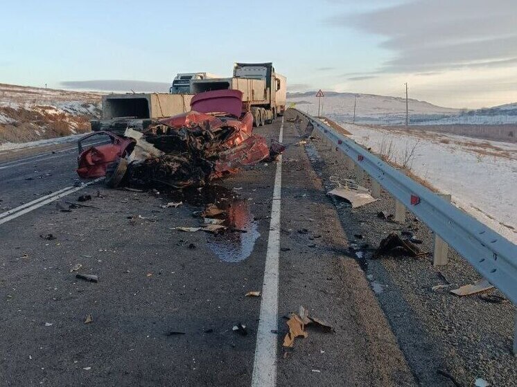 Водитель легковушки погиб после столкновения с большегрузом в Забайкалье