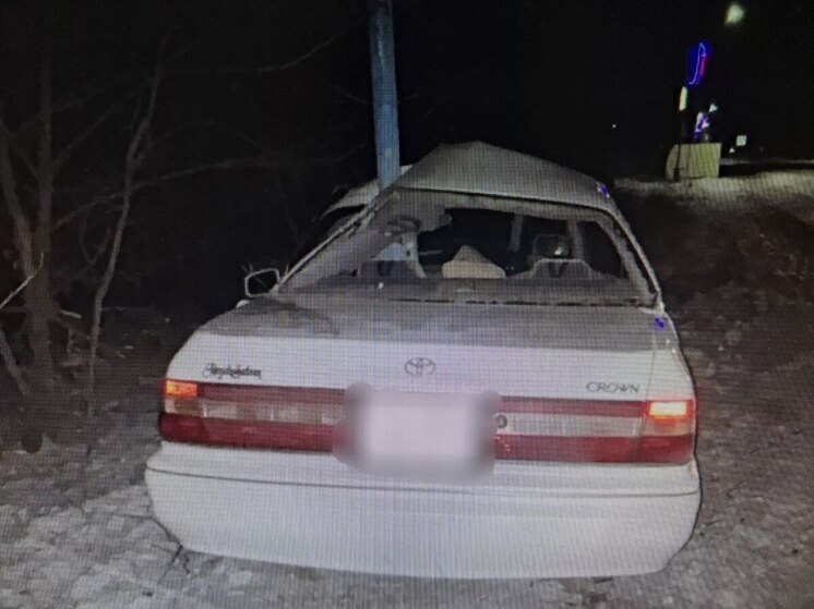 Toyota Crown врезалась в столб в Забайкалье, водителя увезли в больницу