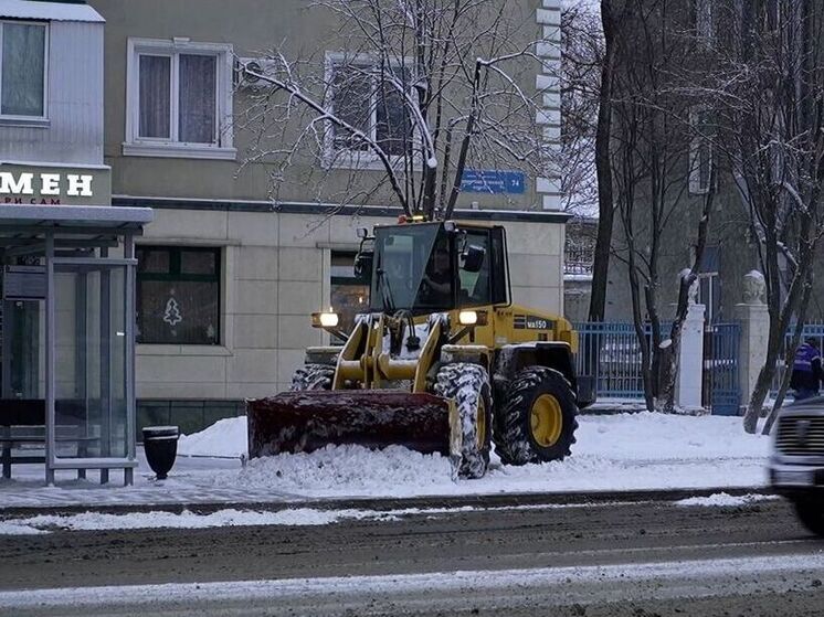 Почти 90 единиц техники работают на улицах Южно-Сахалинска после циклона