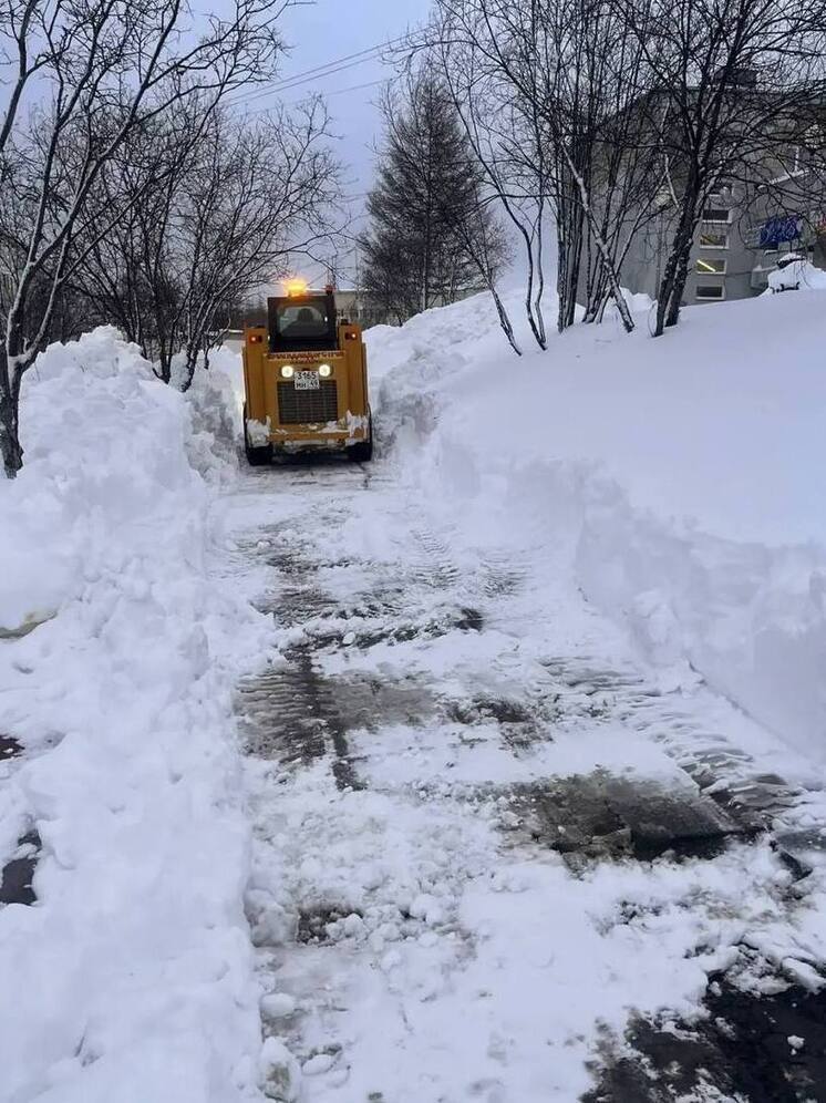 В Магадане продолжается масштабная уборка улиц после снегопадов