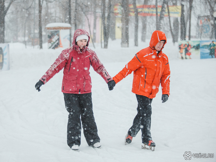  В Междуреченске начал функционировать уникальный ледовый каток