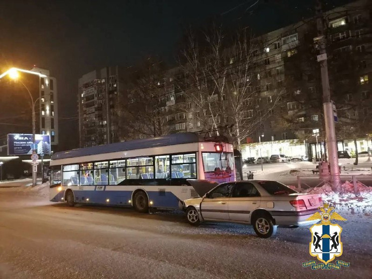 Троллейбус и легковушка столкнулись на Красном проспекте в Новосибирске, пострадали женщина и ребёнок