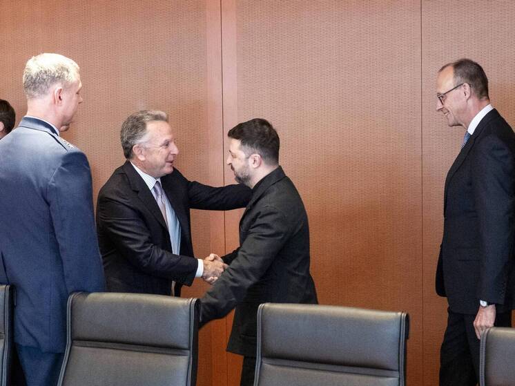 Аналитик Меркурис назвал переговоры по Украине без России политическим цирком