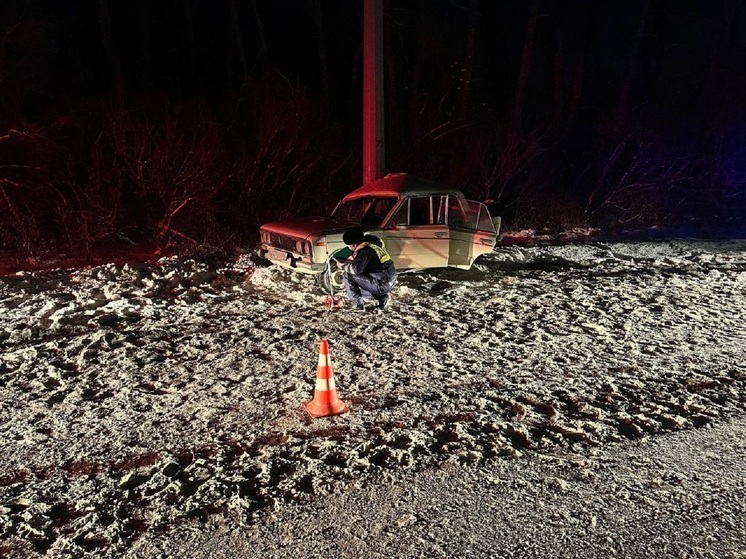 В Екатеринбурге автомобиль врезался в опору уличного освещения