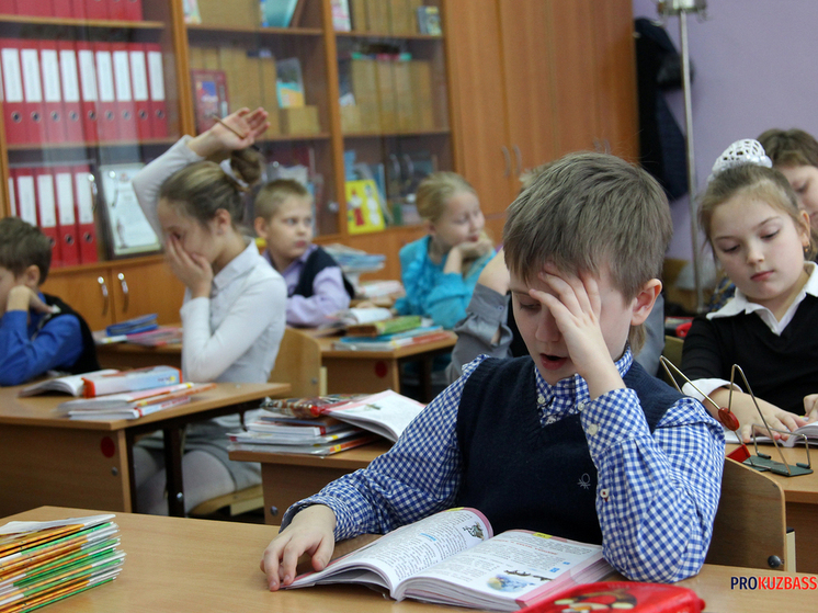 В Кузбассе школьник сломал руку на уроке, но учителя не заметили