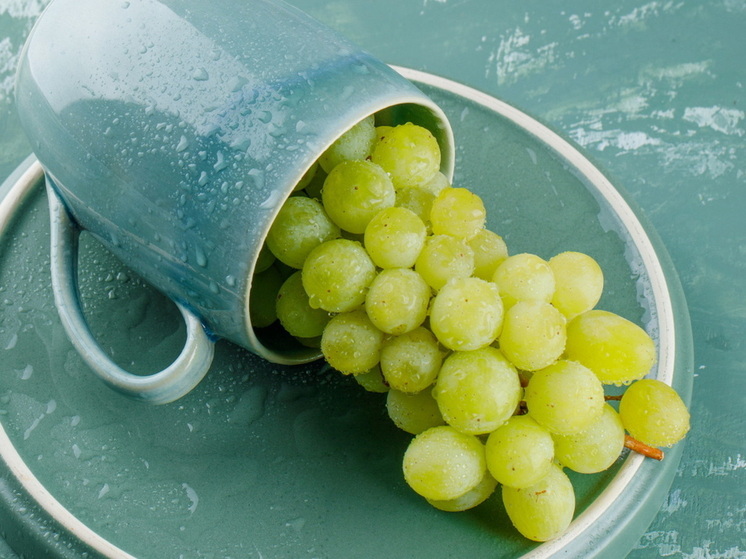 Настоящая находка или пустая трата денег: разбираемся с гигантским виноградом, который наводнил прилавки супермаркетов