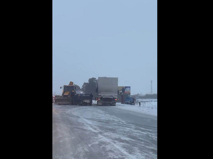 Под Барнаулом 13 декабря произошла жесткая авария со смертельным исходом. В массовом ДТП погибла женщина, еще одна пассажирка попала в больницу. Знакомая скончавшейся в соцсетях написала, что после происшествия муж женщины угодил в СИЗО и не может похоронить свою супругу.