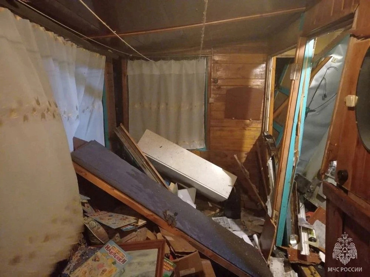 В Рубцовске хлопок угольного котла снес стену и дверь на веранде частного жилого дома