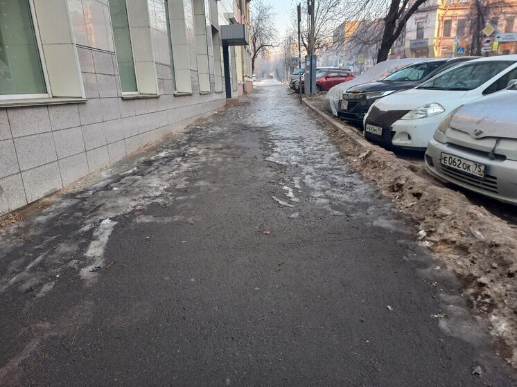 Около 50 опасных скользких тротуаров выявлено в Чите