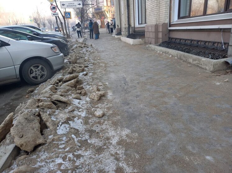 Общественники показали опасные обледенелые тротуары в Чите