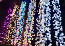 С приближением новогодних праздников люди украшают дома разнообразными декоративными вещами, игрушками и гирляндами