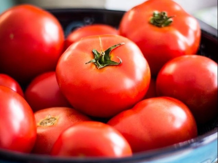 Секрет идеальной закуски с помидорами: нарезаю тонко, заливаю маринадом и жду. За полчаса получается то, что просят добавки