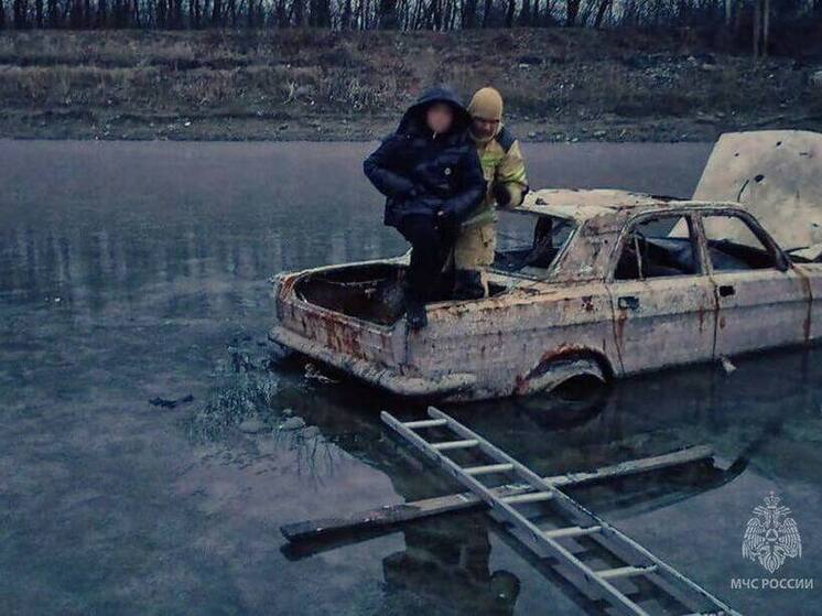 В Макеевке спасли ребёнка с провалившегося под лёд авто