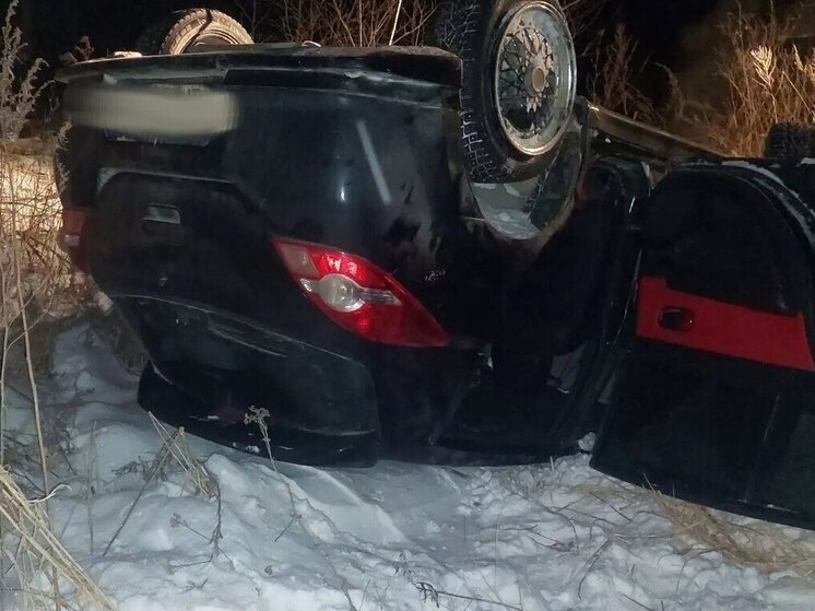 На трассе под Корсаковым женщину спасли из перевёрнутой иномарки