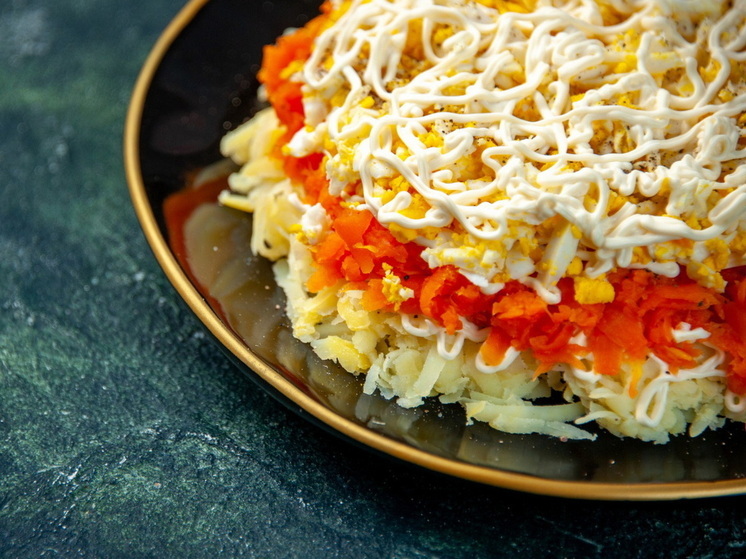 Слоеный салат «Принцесса» — мой секретный рецепт на праздничный стол: 6 простых слоев из продуктов, которые есть у каждого, а результат впечатляет гостей