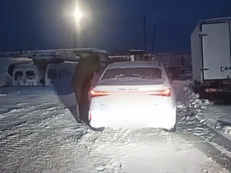 Пьяный тазовчанин протащил на авто полицейского