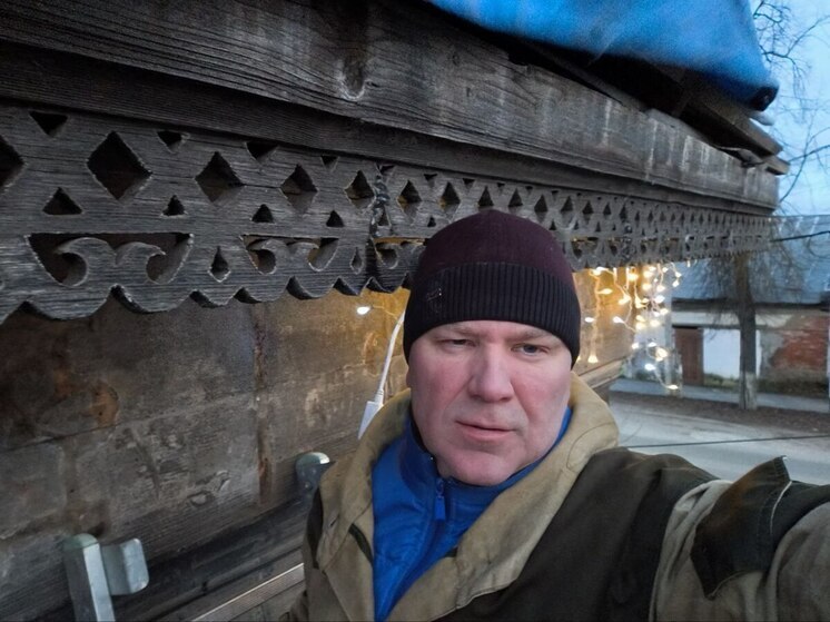 Владелец объекта культуры начал украшать его к празднику