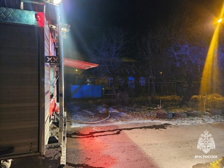 В Туле пожарные потушили гараж и горящий легковой автомобиль