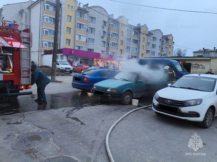 Брянские спасатели потушили горящий автомобиль в Клинцах