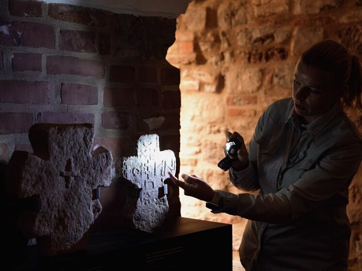 В Церкви Успения на Торгу юные исследователи раскрыли тайну каменных крестов